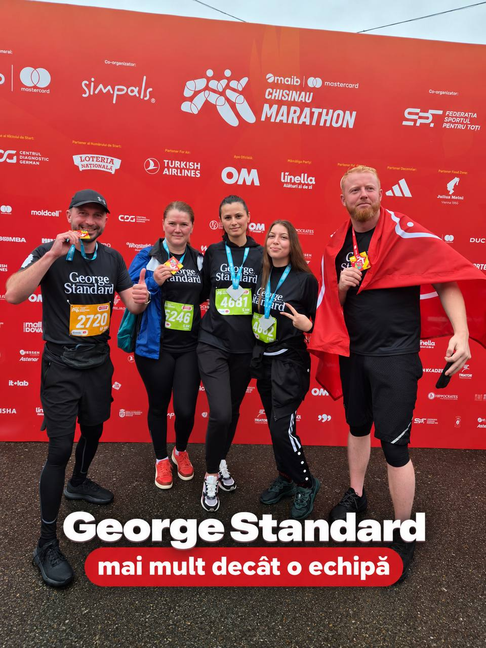 Colegii George Standard cu medaliile primite la finish, Chisinau Marathon 2026